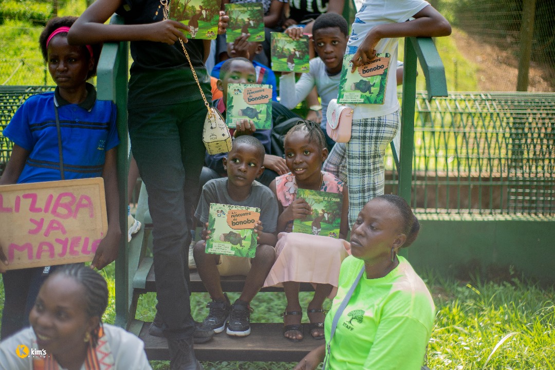 Photos visite des enfants du club de lecture à Lola y’a bonobo